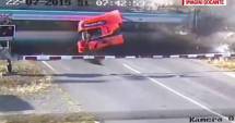 Stire din Actualitate : Video șocant! Tragedie provocată de șoferul unui TIR. Spulberat de un tren, după ce a rămas blocat pe șine