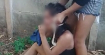 Stire din Eveniment : VIDEO ȘOCANT. Adolescentă bătută cu bestialitate de colege, timp de patru ore: "M-AU ÎNJUNGHIAT și m-au pus într-o GROAPĂ"