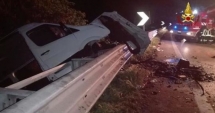 Stire din Eveniment : FOTO. ACCIDENT CUMPLIT PE AUTOSTRADĂ. Opt români au fost răniți grav și un italian a murit