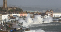 Stire din Eveniment : PANICĂ ȘI ALERTĂ MAXIMĂ! 150 de români, blocați pe aeroportul din Liverpool din cauza uraganului Ophelia