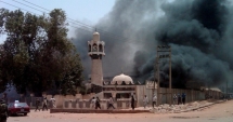 Atentat sinucigaș într-o moschee, soldat cu cel puțin 50 de morți