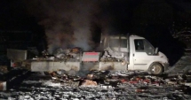 Stire din Eveniment : Un contrabandist de țigări și-a incendiat camioneta plină, cu polițiștii la poartă