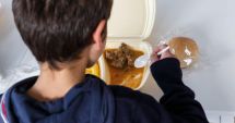 Stire din Cultură-Educație : Programul „Masă caldă în şcoli” , undă verde din partea Guvernului. Ce elevi din România vor beneficia?