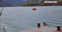Stire din Eveniment : Un tânăr pompier e căutat de mai mult de 12 ore de scafandri, după ce s-a răsturnat cu hidrobicicleta în lacul Siriu