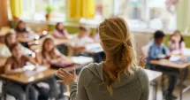 Stire din Cultură-Educație : Absolvenţii cu media 10 la Evaluarea Naţională şi la Bacalaureat vor primi bani de la Guvern