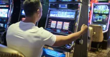 Stire din Eveniment : Un bărbat a intrat într-o sală de jocuri și a amenințat o angajată cu un cuțit. A furat aproape 70.000 de lei