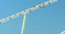 Stire din Eveniment : Cine este bărbatul care s-a urcat pe podul de la Agigea? Nu este prima dată când escaladează structura