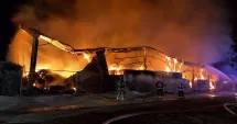 Stire din Eveniment : Incendiu puternic la Cogealac. Mii de baloți de paie au ars în două hale agricole