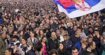 Stire din Actualitate : Sârbii au ieșit în număr mare în stradă furioși pe autorități, după crimele în masa care au zguduit țara