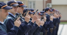 Stire din Eveniment : VIAȚĂ GREA ÎN POLIȚIE. AGENȚII ÎNCADRAȚI DIN SURSĂ EXTERNĂ, PLÂNGERI PE BANDĂ RULANTĂ