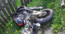 Stire din Eveniment : ACCIDENT RUTIER ȘOCANT. Un motociclist A MURIT, după ce a ajuns tocmai pe acoperișul unei case
