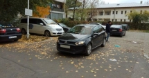 Stire din Eveniment : RĂZBUNARE CRUNTĂ PENTRU UN LOC DE PARCARE! UN ȘOFER ȘI-A GĂSIT MAȘINA MÂNJITĂ CU FECALE