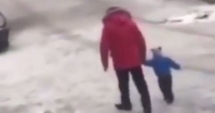 Stire din Actualitate : VIDEO ȘOCANT. Și-a lovit fiul cu piciorul, pentru că nu putea să stea pe asfaltul acoperit de gheață. Bărbatul a fost arestat