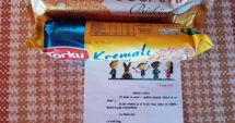 Stire din Social : Dulciuri expirate, cadou de la primărie pentru copii. Biscuiții vechi, însoțiți de o felicitare pe care scria: "Să fiți sănătoși!"