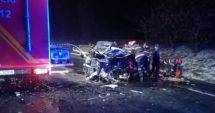 Stire din Eveniment : DEZASTRU PE ȘOSEA! Două autoturisme s-au ciocnit frontal, după ce un șofer a adormit la volan