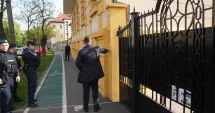 Stire din Eveniment : Descindere în forță la o vilă recuperată în instanță. Primarul a intrat cu poliția în imobil