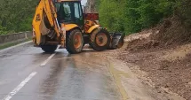 Stire din Social : Copaci și tone de pământ au ajuns pe carosabil după o alunecare de teren provocată de furtuni