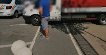 Stire din Eveniment : Și-a făcut loc de parcare singur! A mutat bila de beton, pentru a avea loc cu mașina