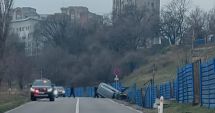 Stire din Eveniment : Autoturism răsturnat de pe carosabil, în zona Poarta 3!