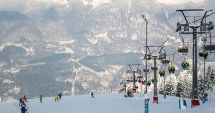 Stire din Social : Strat proaspăt de zăpadă de circa 30 centimetri în staţiunea Straja; parcare gratuită la telegondolă