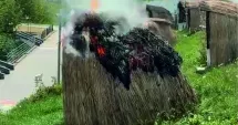Stire din Eveniment : Patru adolescente au incendiat un bungalow din Ovidiu. Primăria spune că gestul a pus vieți în pericol