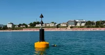 Stire din Social : Balize maritime și geamanduri montate pe litoral pentru semnalizarea digurilor submerse