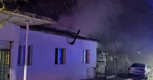 Stire din Eveniment : Incendiu în toiul nopții. Flăcările au cuprins o locuință și au distrus două camere