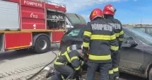 Stire din Eveniment : Alertă în Tulcea. Incendiu izbucnit la un autoturism aflat într-o parcare aglomerată