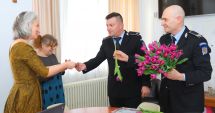 Stire din Social : Flori şi zâmbete pentru doamnele și domnișoarele din Constanța