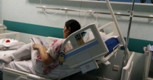 Stire din Eveniment : IMAGINEA CÂT O MIE DE CUVINTE, SURPRINSĂ ÎN SPITALUL DE COPII: "Este și mama fetiței în salon, dar nu știe carte și are ochii în lacrimi"