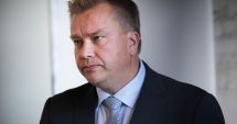 Stire din Actualitate : A lăsat NATO pentru scutece! Ministrul finlandez al apărării intră în concediu de paternitate