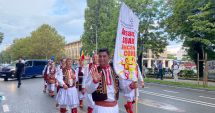 Stire din Cultură-Educație : Paradă pe bulevardul Tomis. Comunitatea Turco-Tătară defilează pe străzile din Constanța