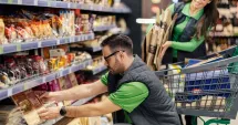 Stire din Social : Reduceri masive în magazine, în timp ce carburanții se scumpesc. De ce scad prețurile la alimente