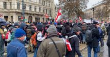 Proteste anti-Covid agresive în Letonia. Un poliţist a fost rănit de un pian