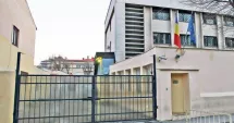 Stire din Eveniment : Un bărbat a intrat nestingherit pe sub poarta Arestului Central. Căuta fier vechi