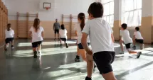 Stire din Eveniment : Doi elevi de șapte ani au ajuns la spital după ce o bancă s-a prăbușit peste ei la școală
