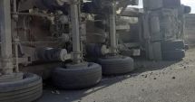 Stire din Eveniment : TIR încărcat cu pietre, răsturnat între Eforii! Se intervine de urgenţă