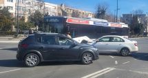 Stire din Eveniment : UPDATE Accident rutier în intersecția de la Dacia. Trei persoane au fost rănite