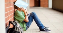 Stire din Cultură-Educație : Elevii acuză: "Este încurajat abandonul școlar!"