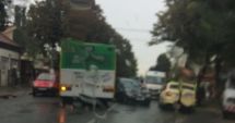 Stire din Eveniment : Accident în zona Abator. Sunt implicate patru autoturisme