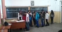 Stire din Cultură-Educație : Drama elevilor abandonați de părinți. Cataloage pline de absențe!