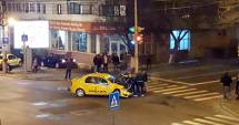 Stire din Eveniment : Taxi lovit în plin de un Mercedes.  Două victime au ajuns la spital
