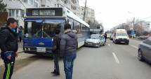 Stire din Eveniment : FOTO. Accident rutier în Constanța. O ȘOFERIȚĂ S-A IZBIT ÎN DOUĂ AUTOBUZE, DUPĂ CE A LOVIT UN PIETON