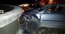 Stire din Eveniment : Accident rutier / ȘI-A FĂCUT MAȘINA PRAF ÎN SENSUL GIRATORIU!