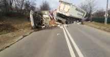 Stire din Eveniment : Două TIR-uri și un camion s-au ciocnit violent. Un mort și mai mulți răniți