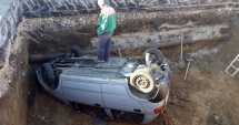 Stire din Eveniment : GRAV ACCIDENT RUTIER, la Constanța. Matiz căzut într-o groapă de 5 metri, pe bd. Aurel Vlaicu. Un muncitor, la un pas de a fi strivit!