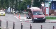 Stire din Eveniment : La un pas de o tragedie! Un șofer beat a "zburat" cu Loganul peste sensul giratoriu, în mijlocul Constanței