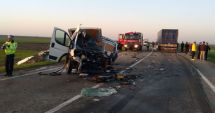 Stire din Eveniment : Galerie foto-video / ACCIDENT CUMPLIT! Impact frontal între un TIR și o autoutilitară. Morți și răniți!