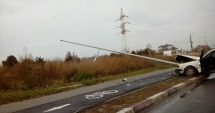 Stire din Eveniment : ACCIDENT LA NĂVODARI / DOSAR PENAL pentru șoferul care s-a izbit cu mașina în stâlp. Ce au descoperit polițiștii