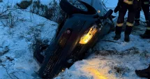 Stire din Eveniment : Mașină răsturnată pe drum. O femeie a fost scoasă din autoturismul distrus